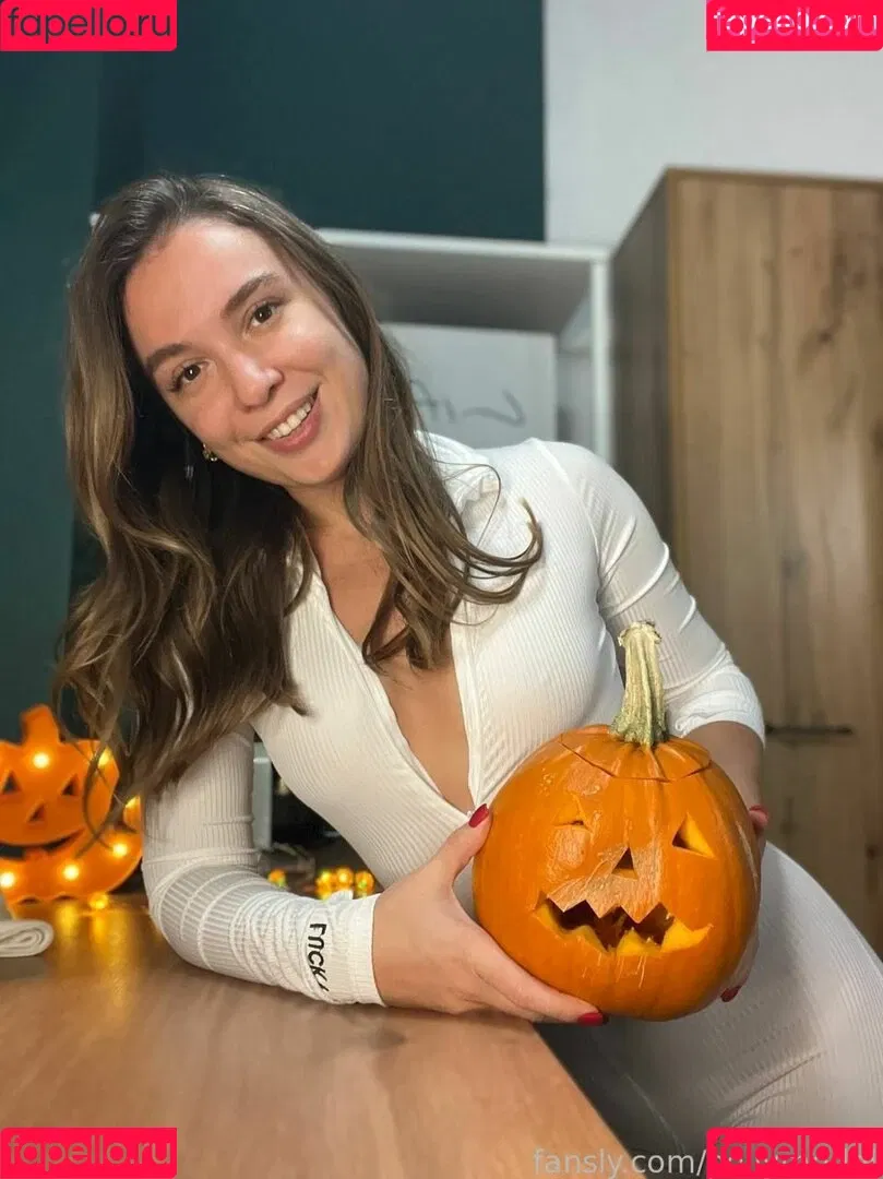 Polina Azarova Onlyfans Photo Gallery 