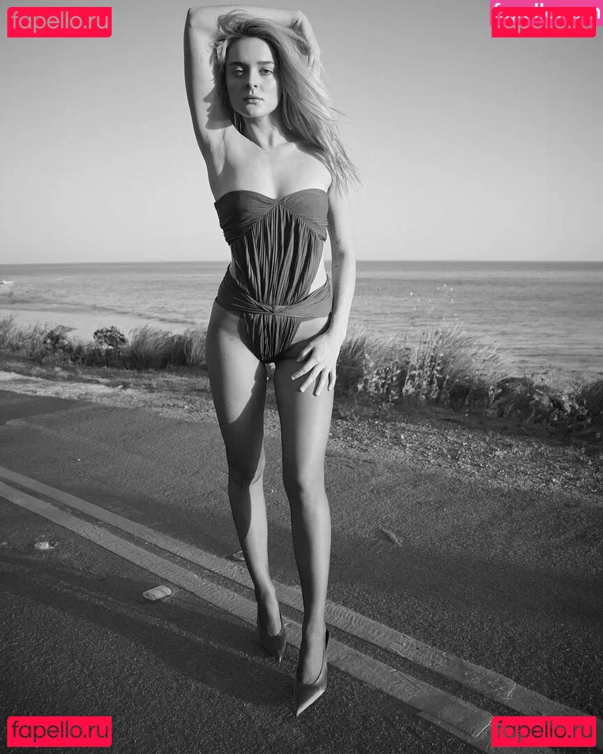 Charlotte Lawrence Onlyfans Photo Gallery 