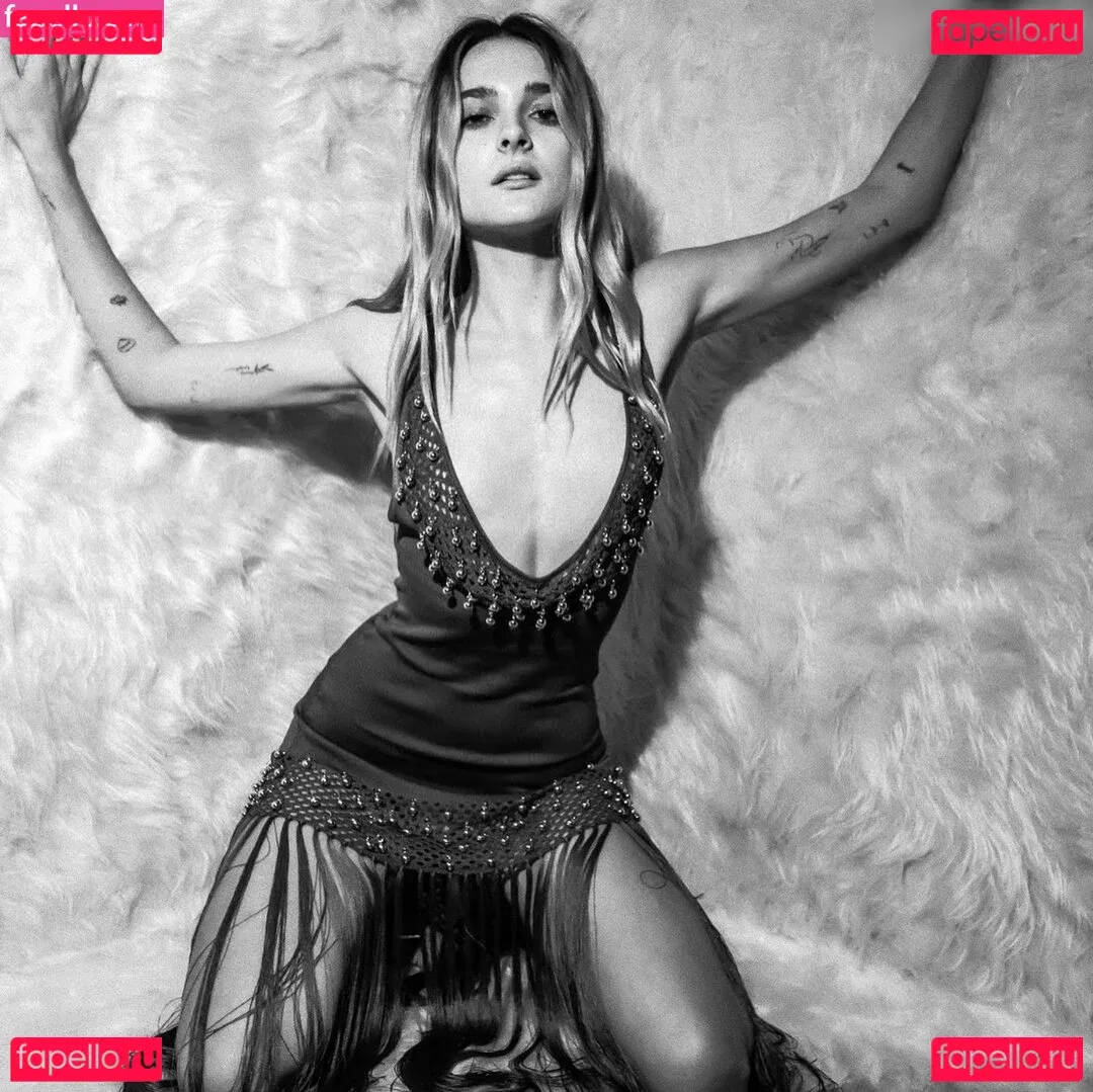 Charlotte Lawrence Onlyfans Photo Gallery 