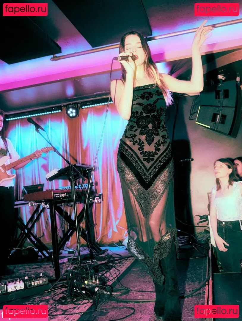 Charlotte Lawrence Onlyfans Photo Gallery 