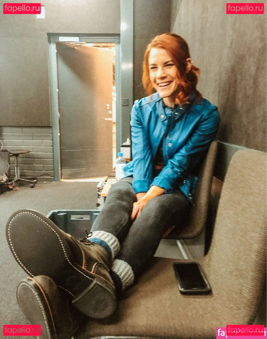 Courtney Hope Onlyfans Photo Gallery 