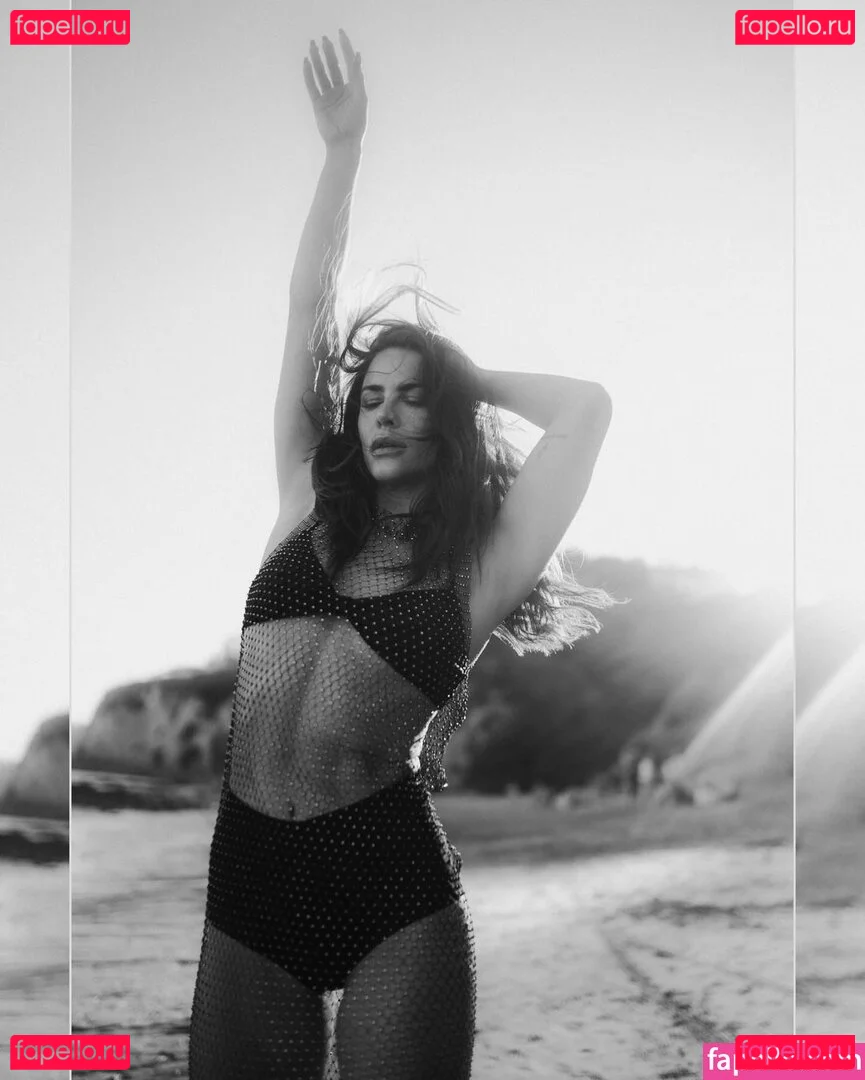 Courtney Hope Onlyfans Photo Gallery 