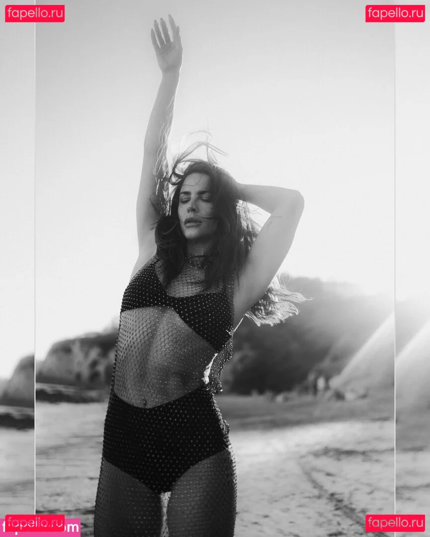 Courtney Hope Onlyfans Photo Gallery 