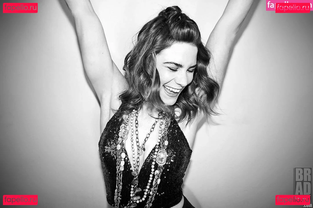 Courtney Hope Onlyfans Photo Gallery 