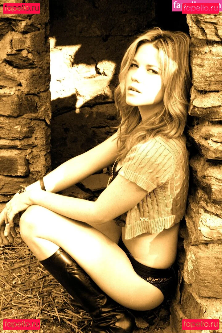 Courtney Hope Onlyfans Photo Gallery 