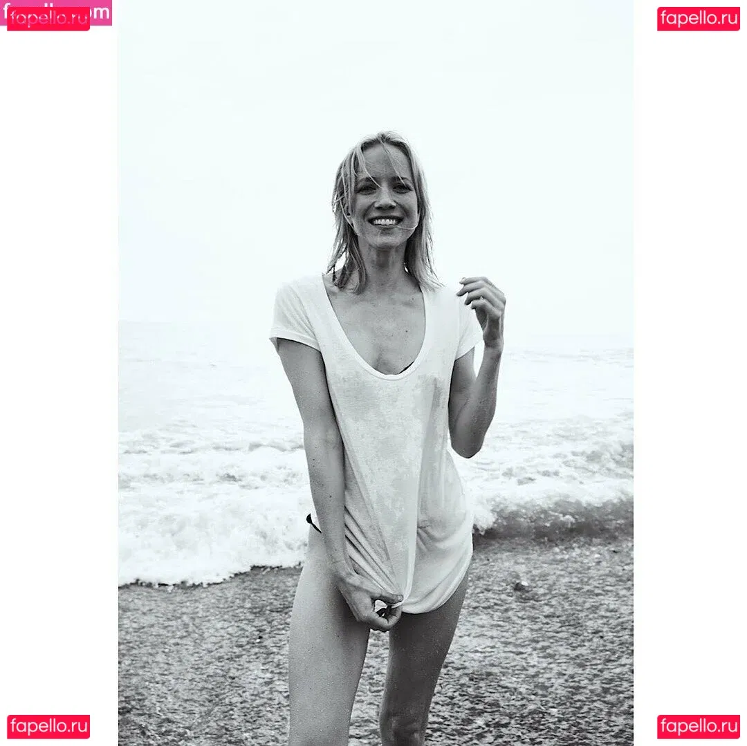Jessy Schram Onlyfans Photo Gallery 