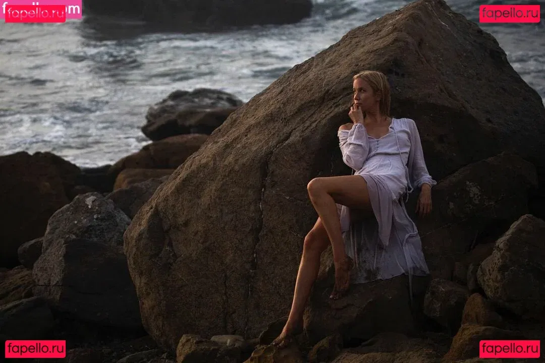 Jessy Schram Onlyfans Photo Gallery 