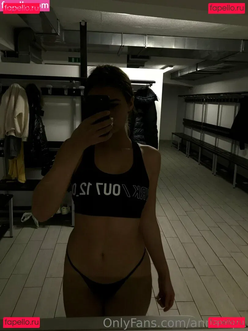 annabananaaaaaaaaa Onlyfans Photo Gallery 