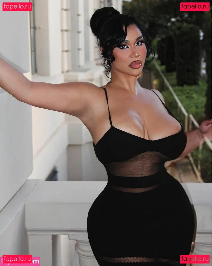 Carmela Habibi Onlyfans Photo Gallery 