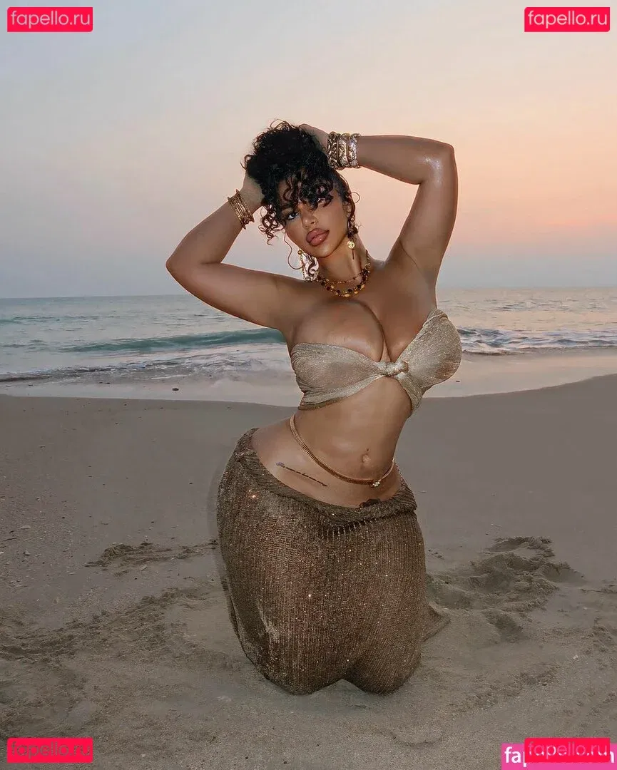 Carmela Habibi Onlyfans Photo Gallery 