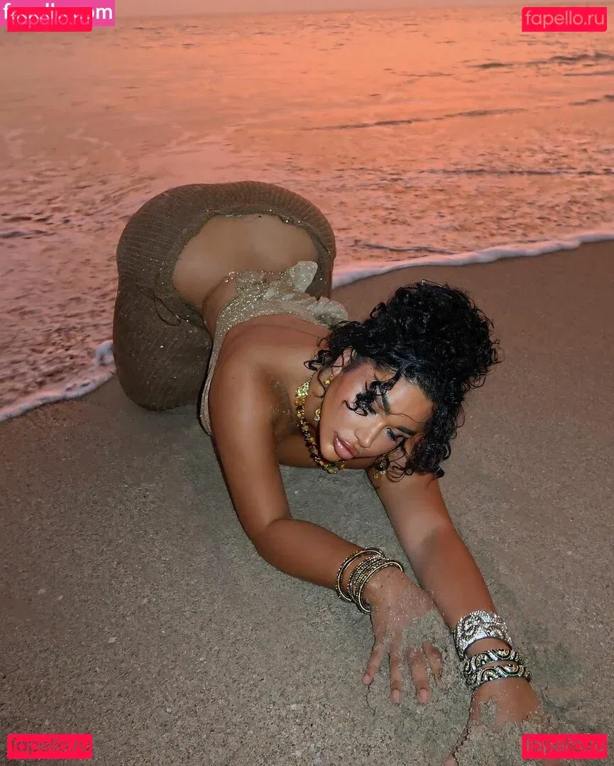 Carmela Habibi Onlyfans Photo Gallery 