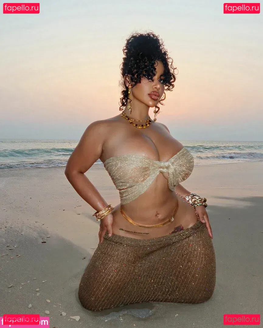 Carmela Habibi Onlyfans Photo Gallery 