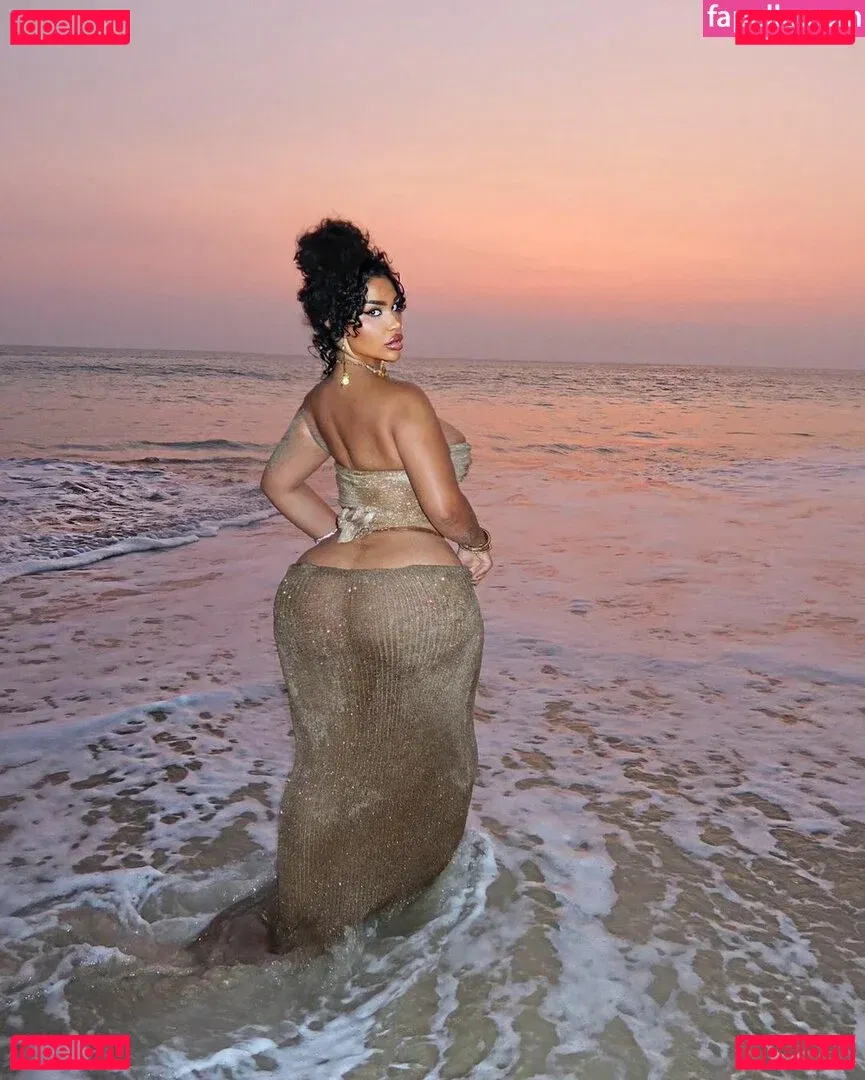 Carmela Habibi Onlyfans Photo Gallery 