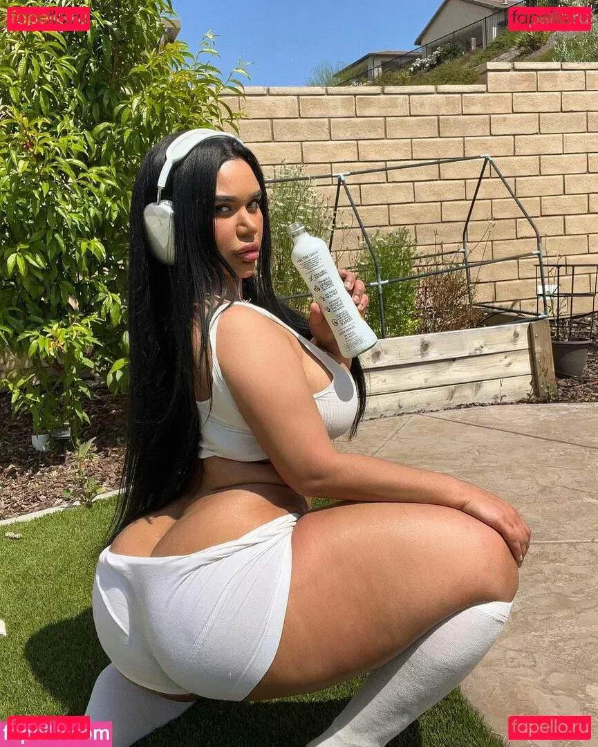 Carmela Habibi Onlyfans Photo Gallery 