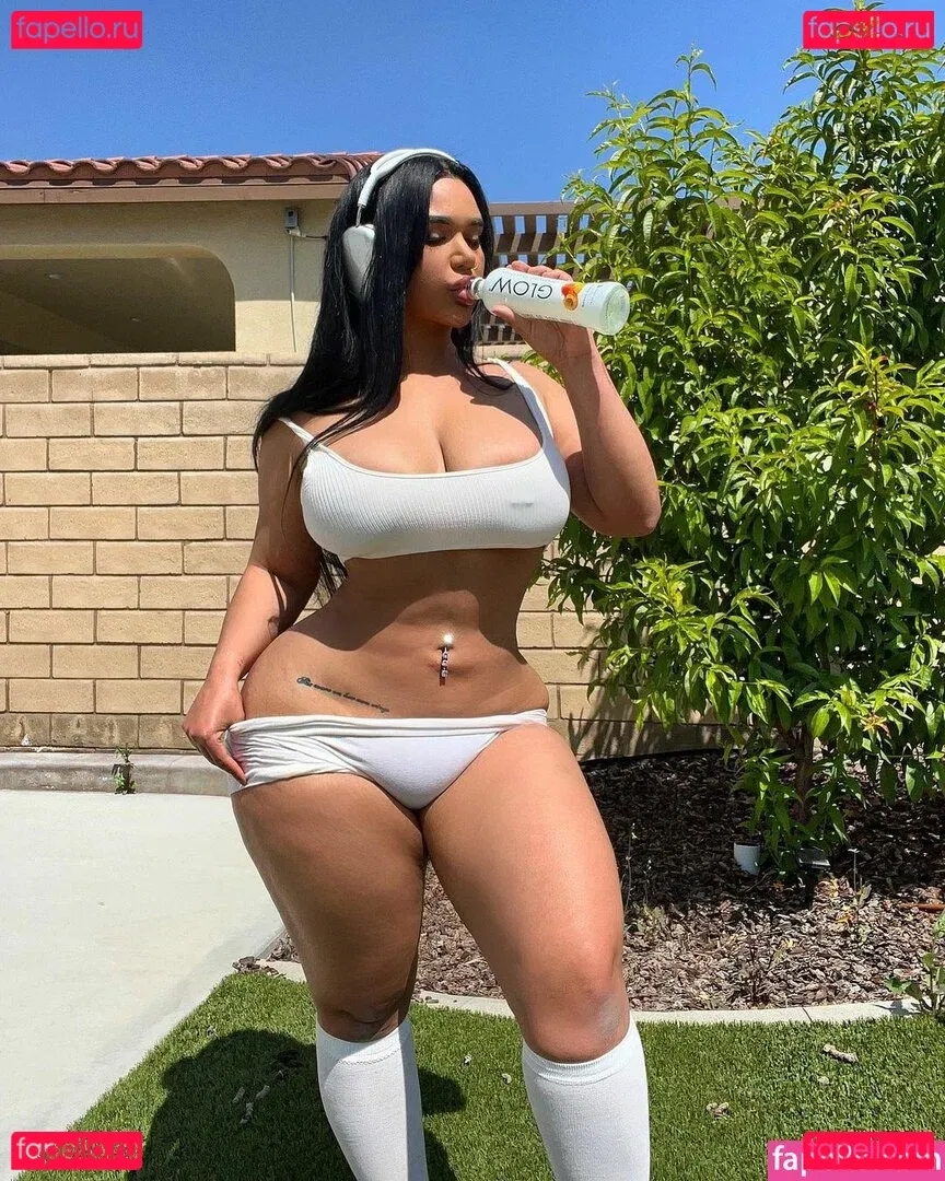 Carmela Habibi Onlyfans Photo Gallery 