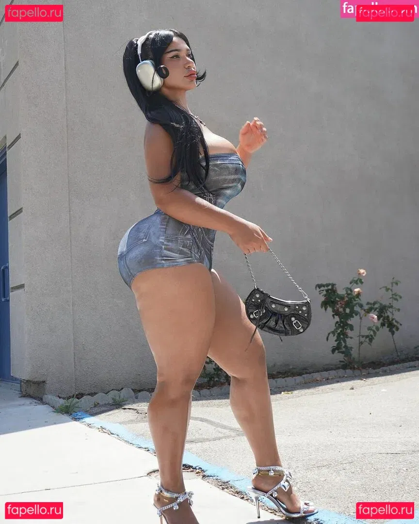 Carmela Habibi Onlyfans Photo Gallery 