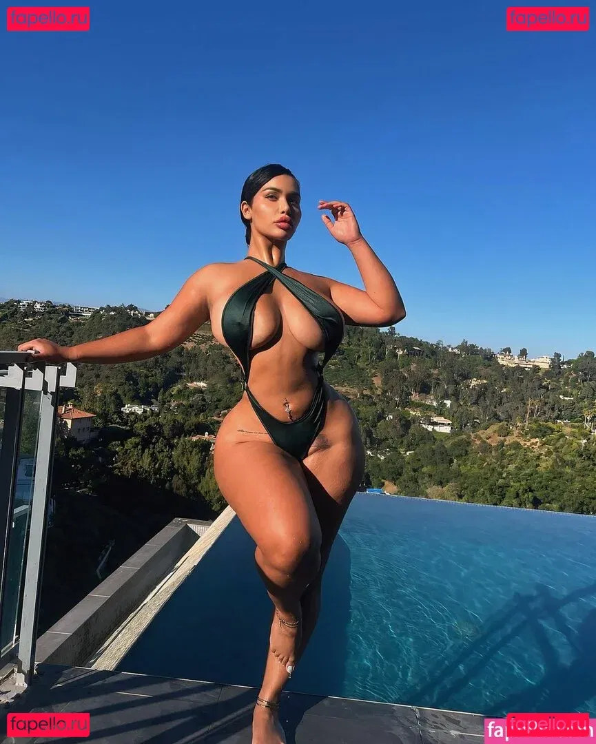 Carmela Habibi Onlyfans Photo Gallery 