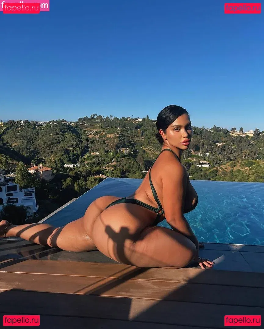 Carmela Habibi Onlyfans Photo Gallery 