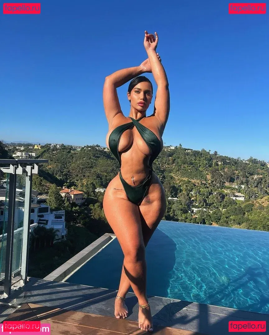 Carmela Habibi Onlyfans Photo Gallery 