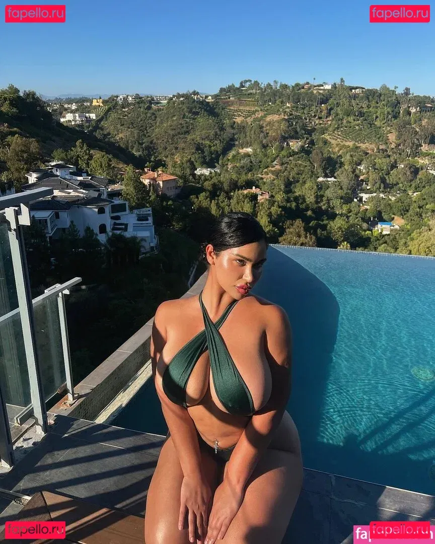 Carmela Habibi Onlyfans Photo Gallery 