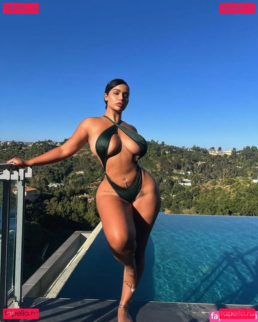 Carmela Habibi Onlyfans Photo Gallery 