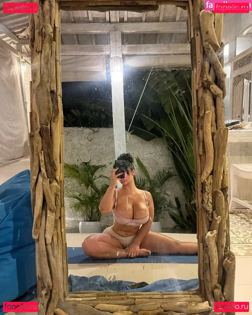 Carmela Habibi Onlyfans Photo Gallery 