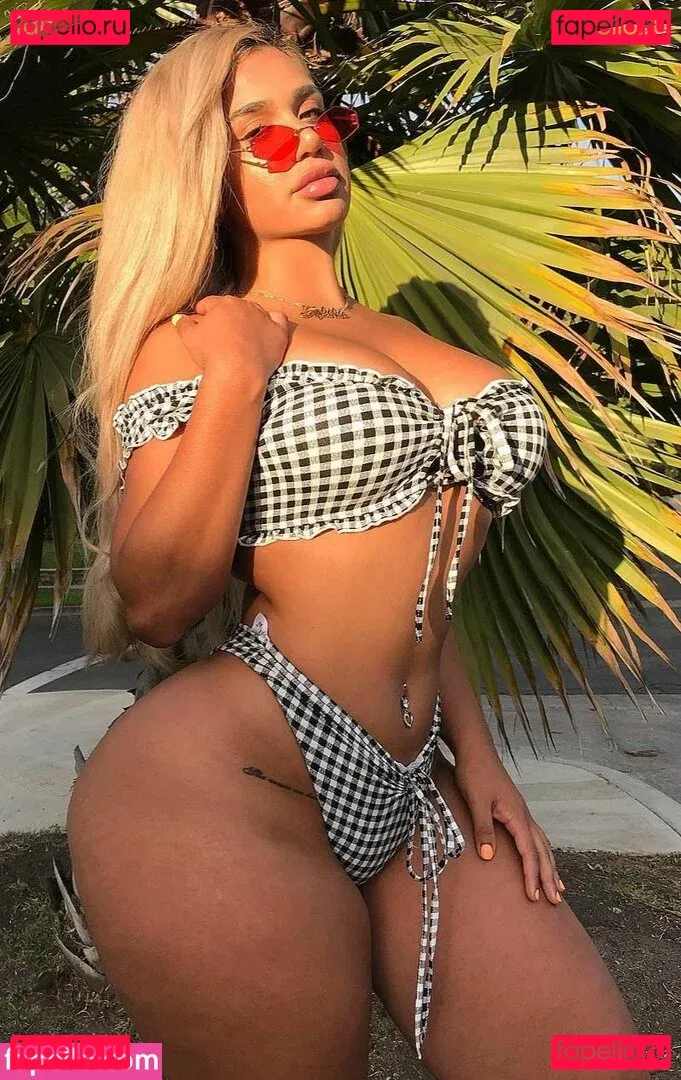 Carmela Habibi Onlyfans Photo Gallery 