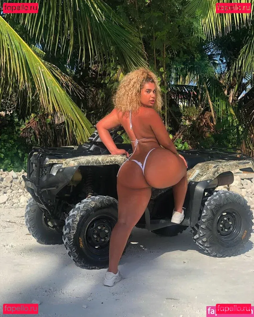 Carmela Habibi Onlyfans Photo Gallery 