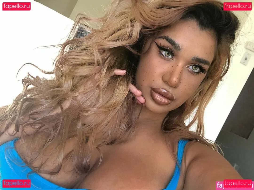 Carmela Habibi Onlyfans Photo Gallery 