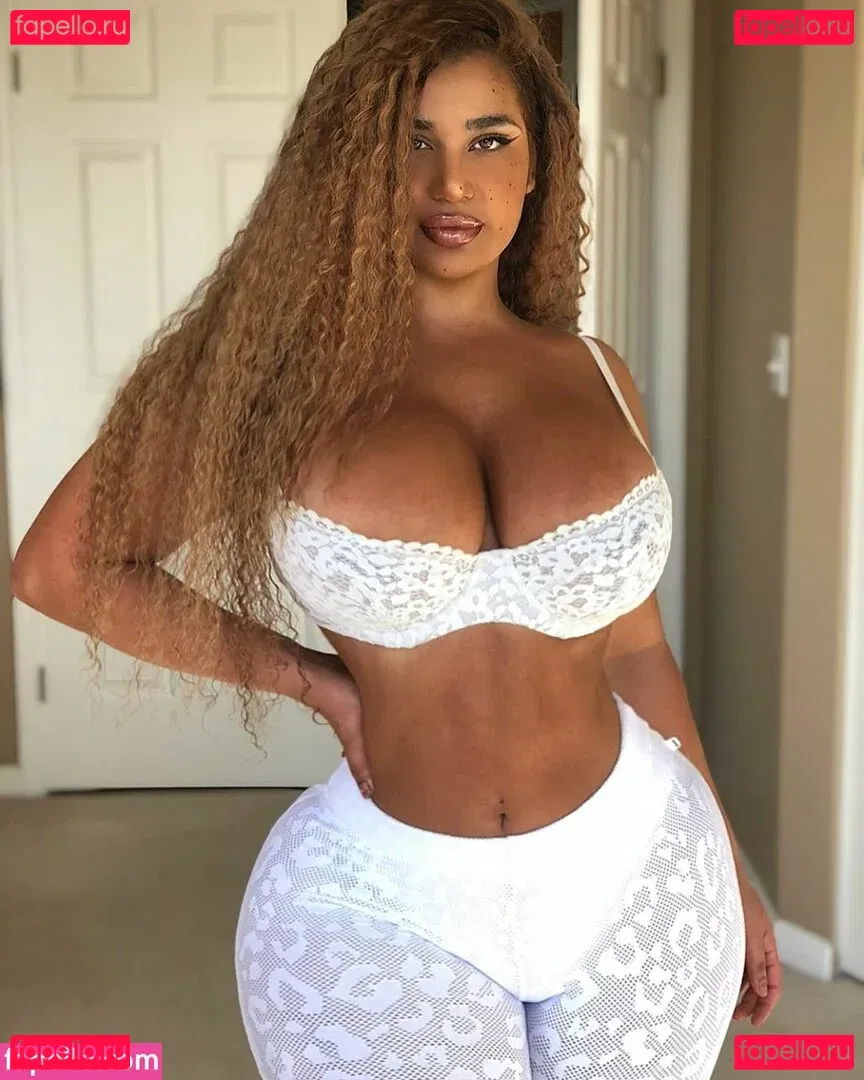 Carmela Habibi Onlyfans Photo Gallery 