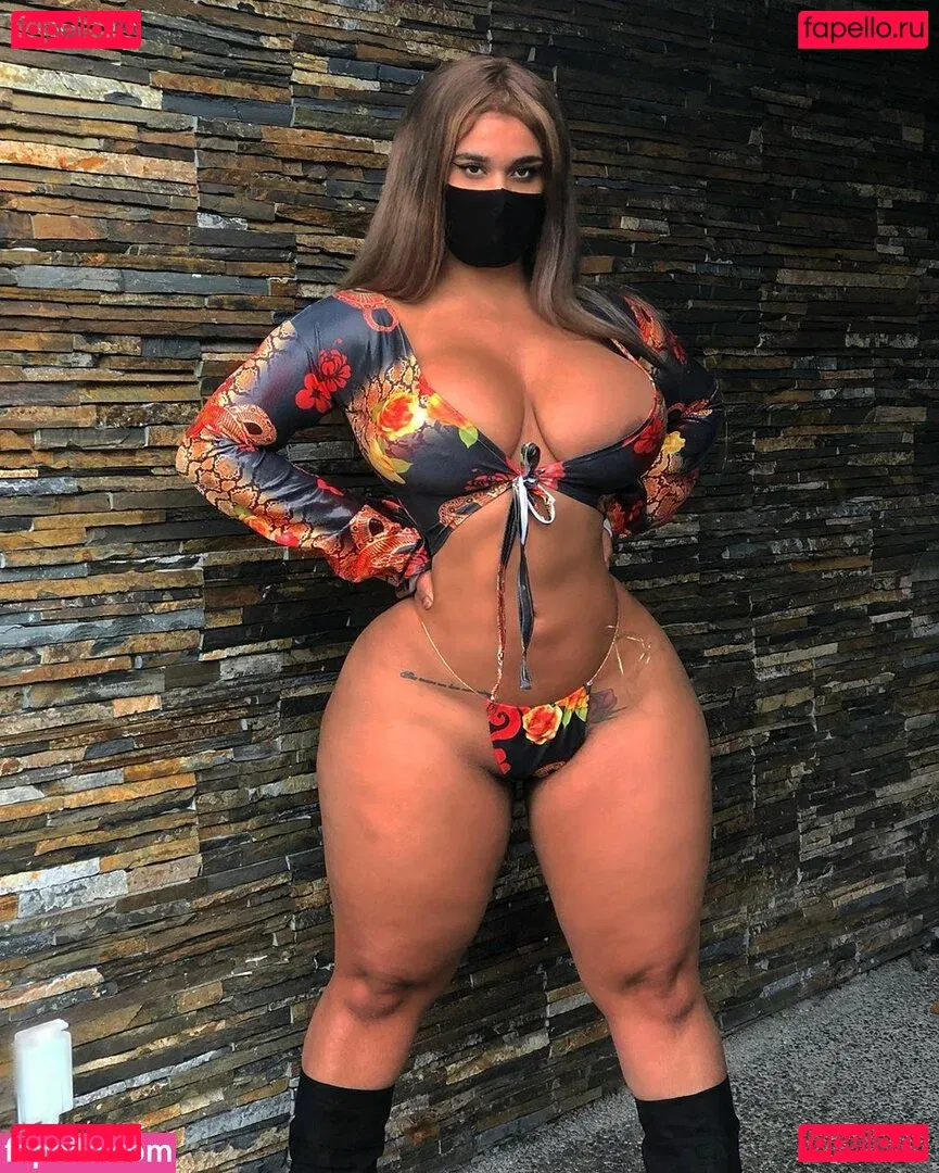 Carmela Habibi Onlyfans Photo Gallery 