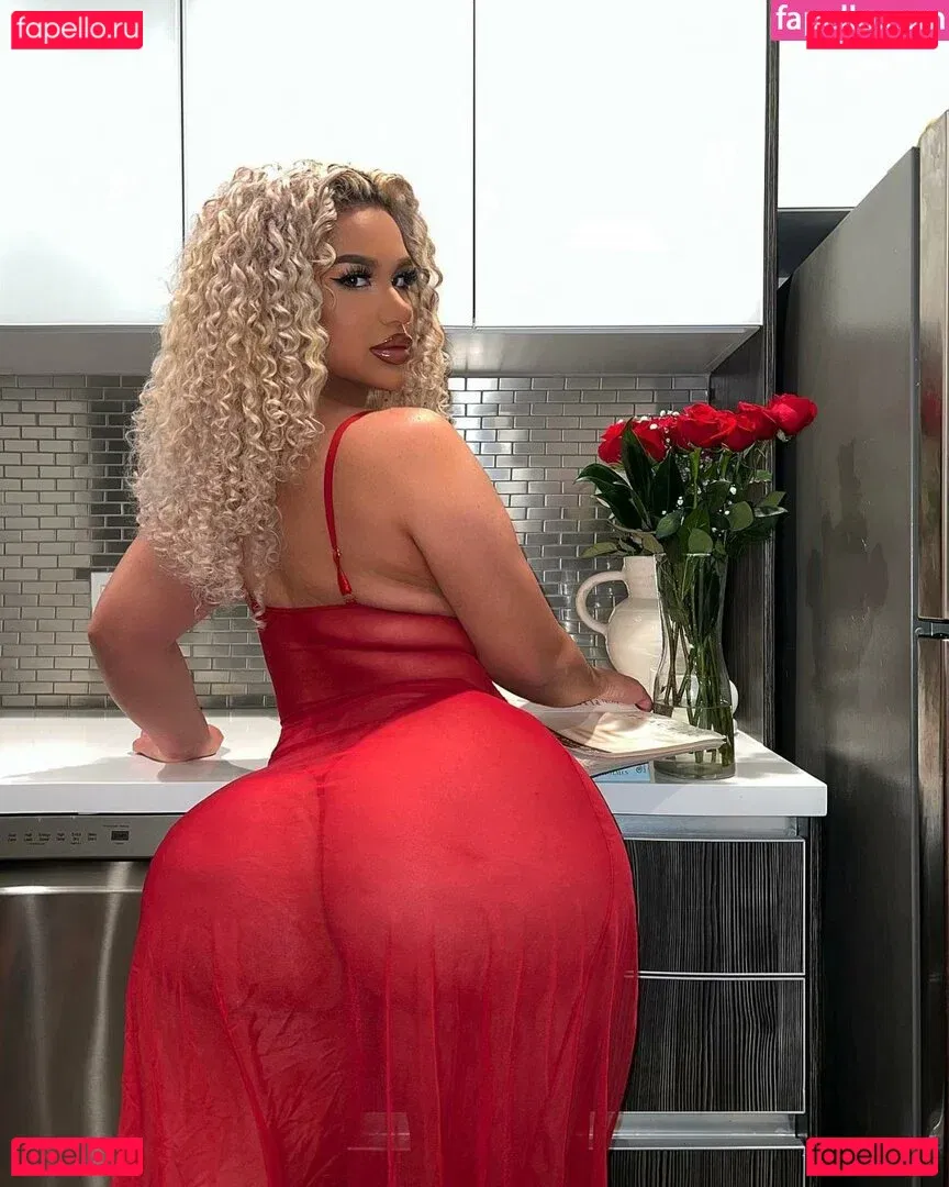 Carmela Habibi Onlyfans Photo Gallery 