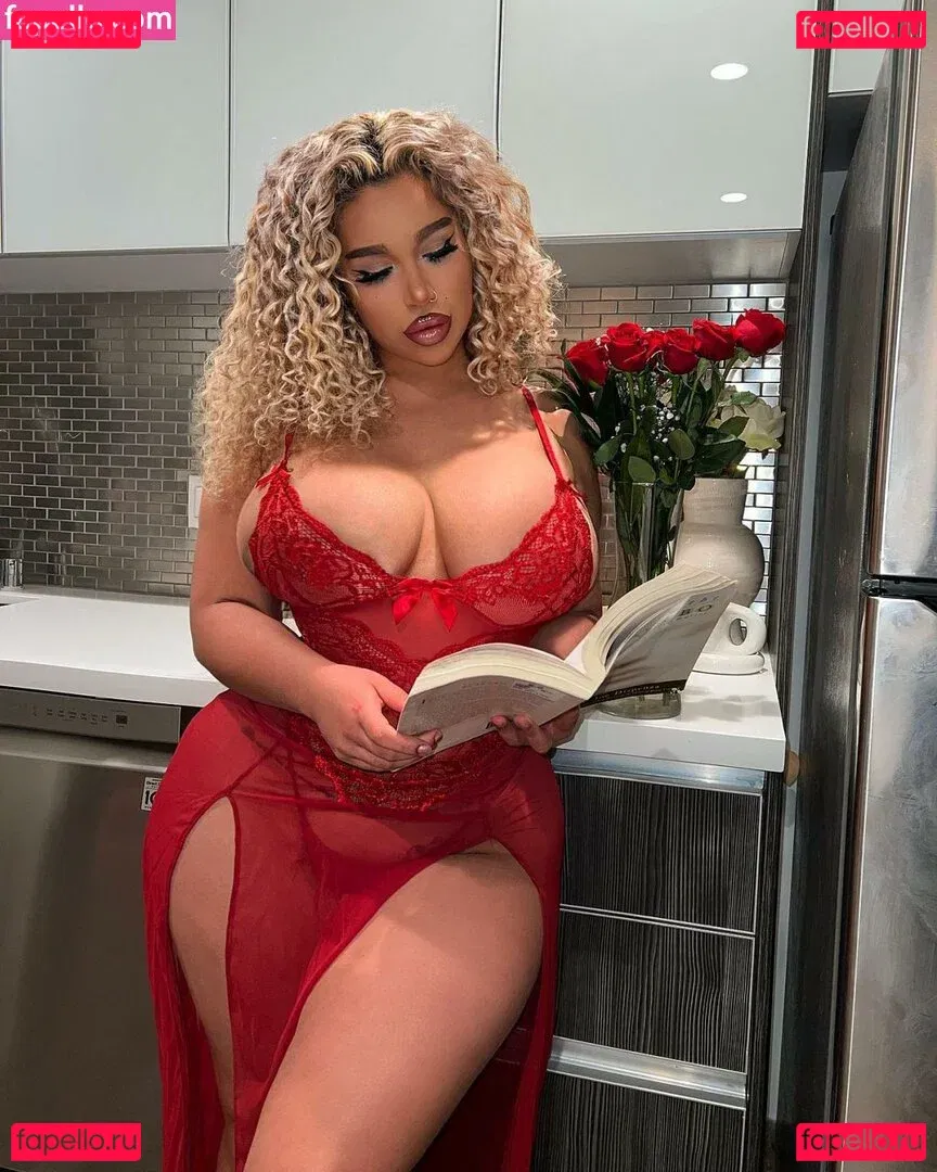 Carmela Habibi Onlyfans Photo Gallery 