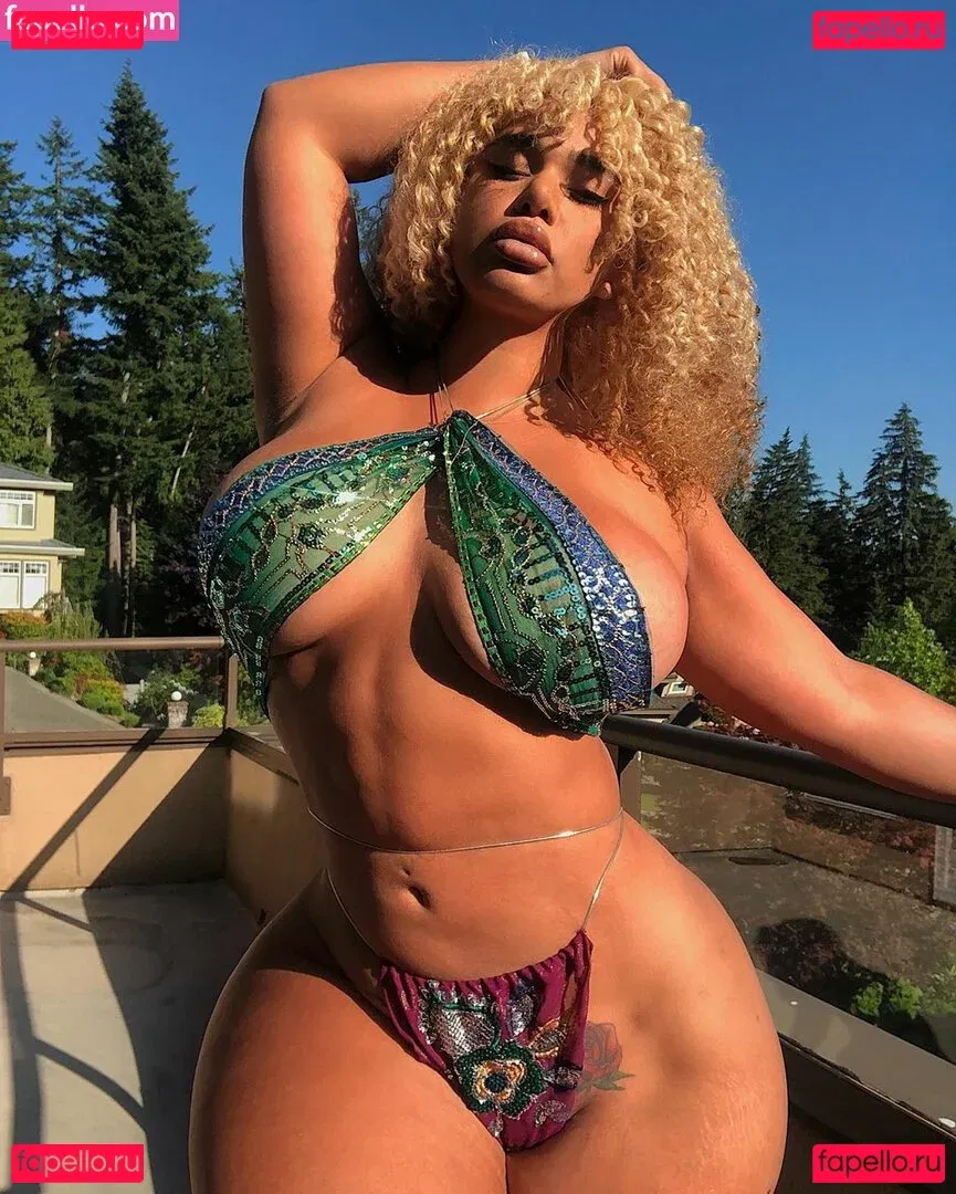 Carmela Habibi Onlyfans Photo Gallery 