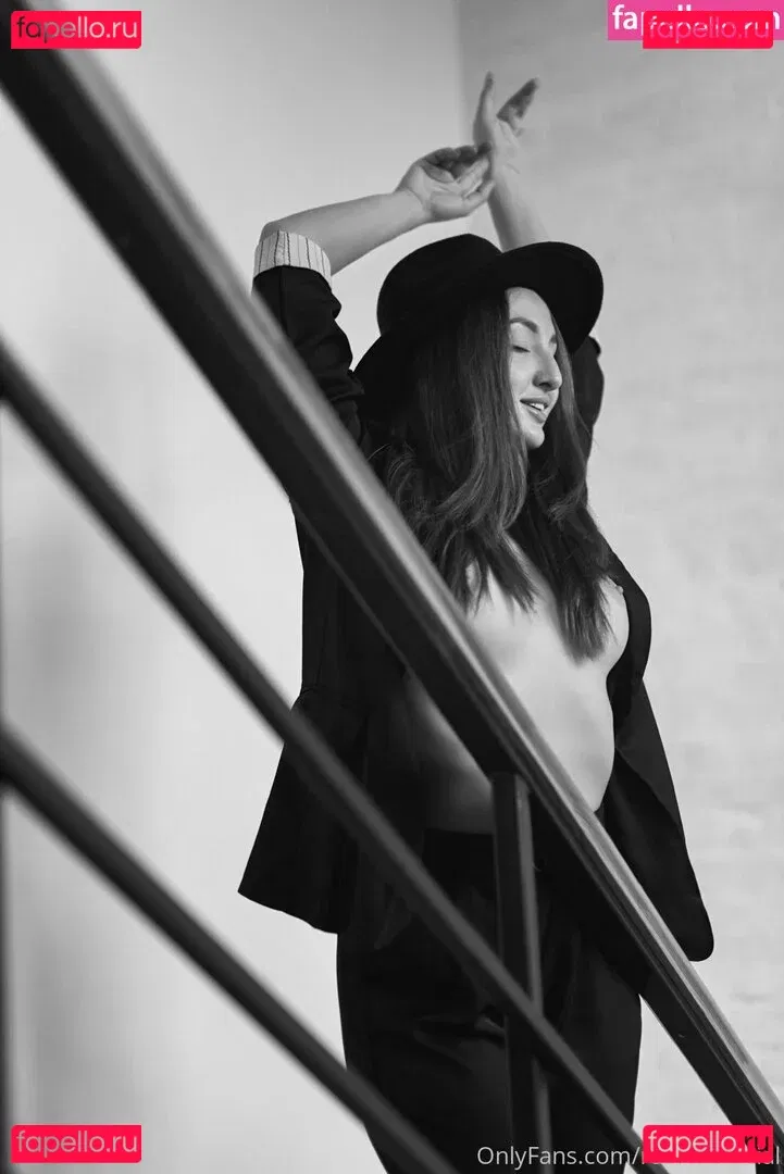 Red Fox Onlyfans Photo Gallery 