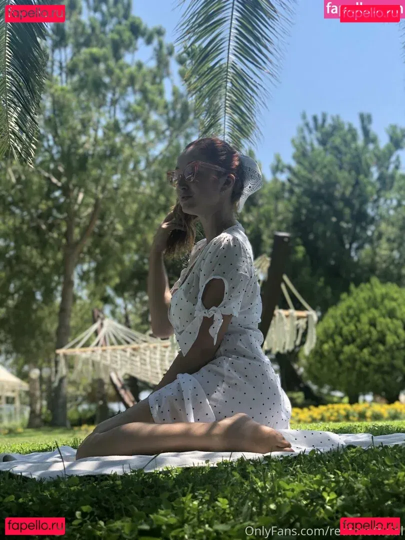 Red Fox Onlyfans Photo Gallery 