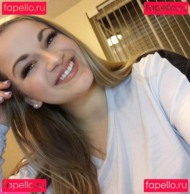Cadelyn Takace Nude Onlyfans Photo 9