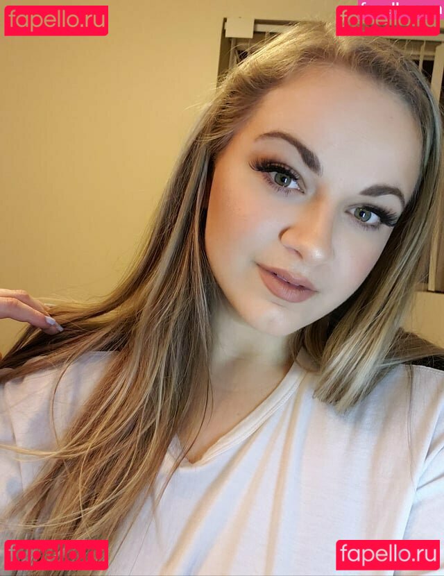 Cadelyn Takace Nude Onlyfans Photo 7
