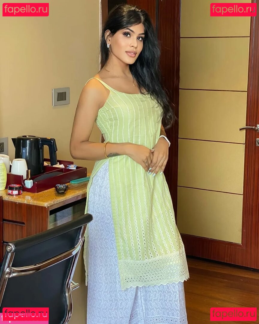 Alina Rai Nude Onlyfans Photo 23