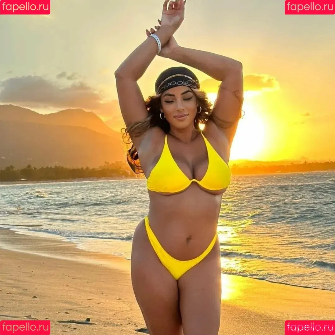 yinamenez Onlyfans Photo Gallery 