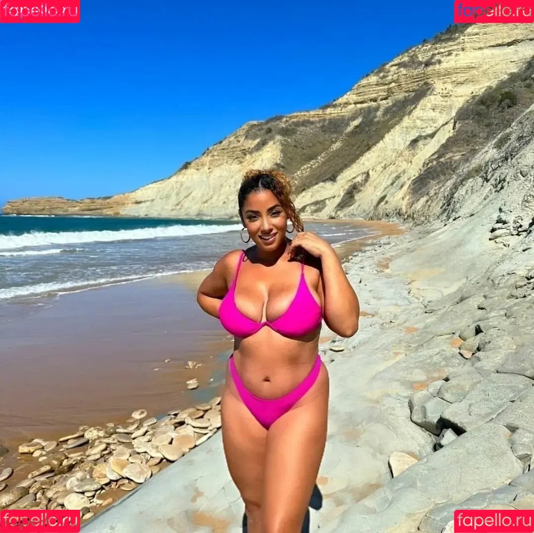 yinamenez Onlyfans Photo Gallery 