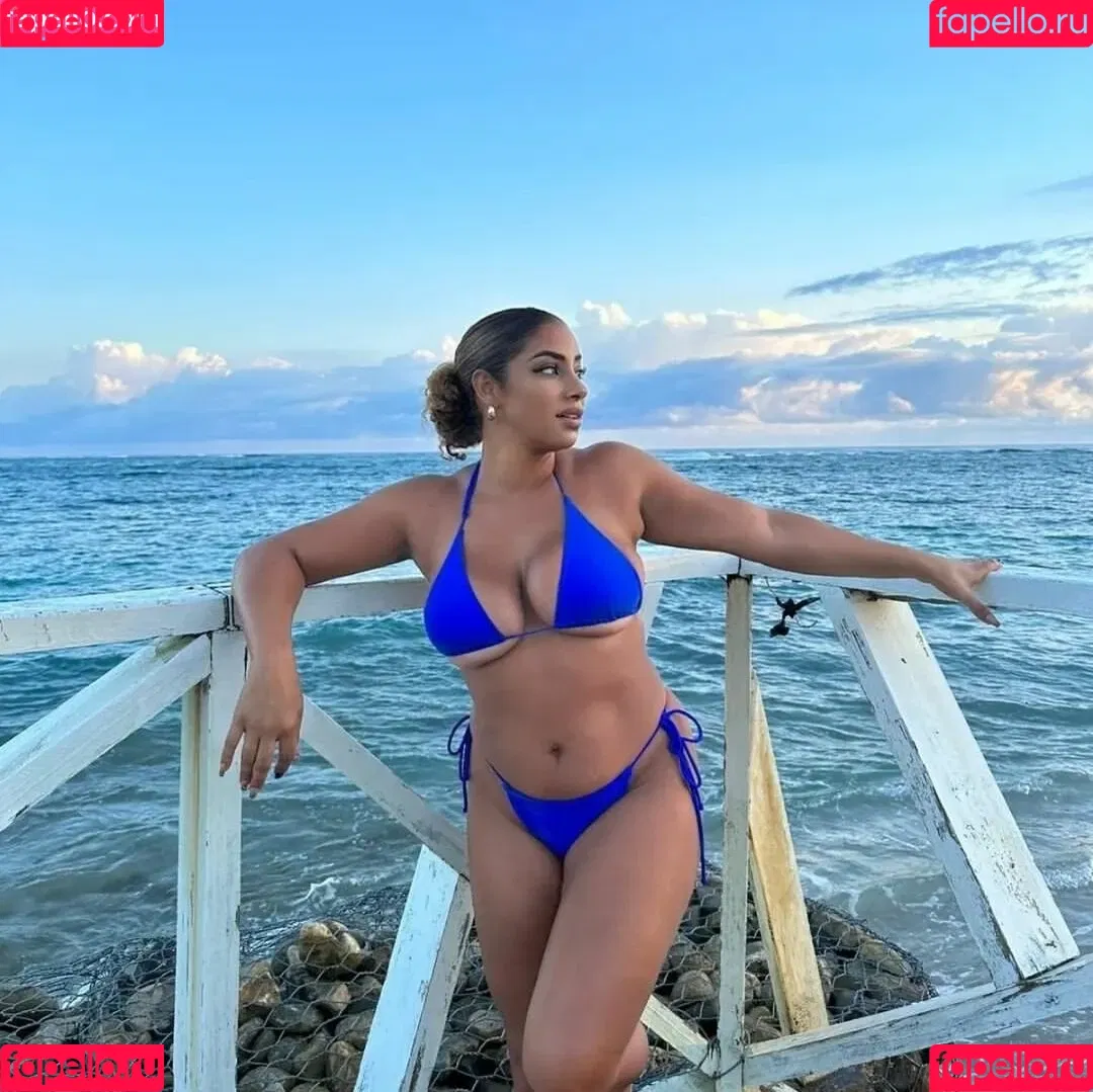 yinamenez Onlyfans Photo Gallery 
