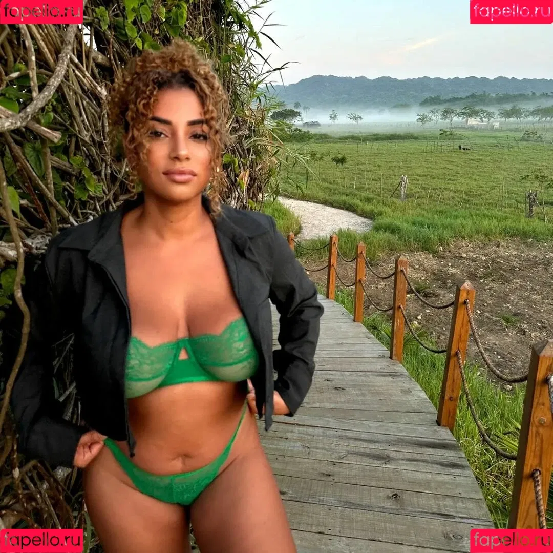 yinamenez Onlyfans Photo Gallery 