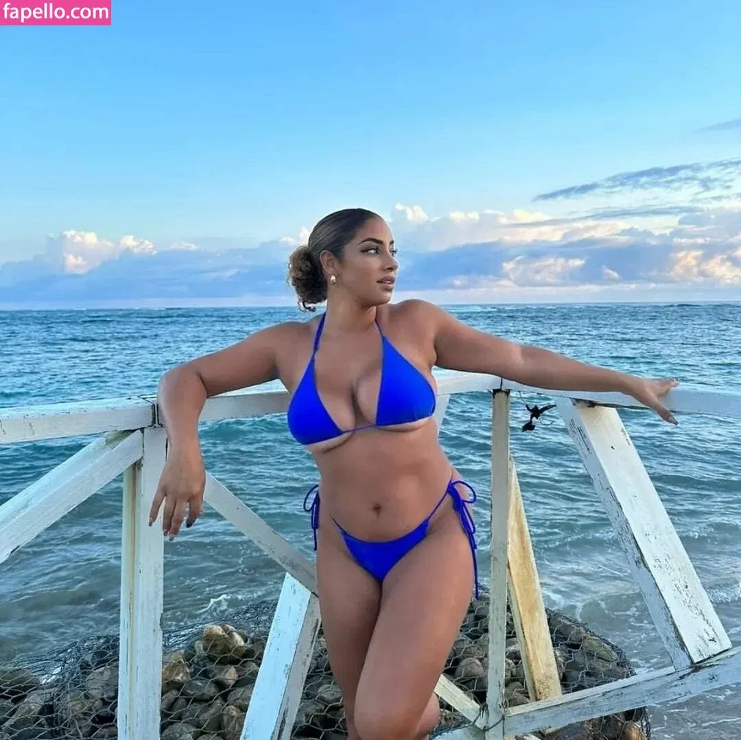 yinamenez Onlyfans Photo Gallery 