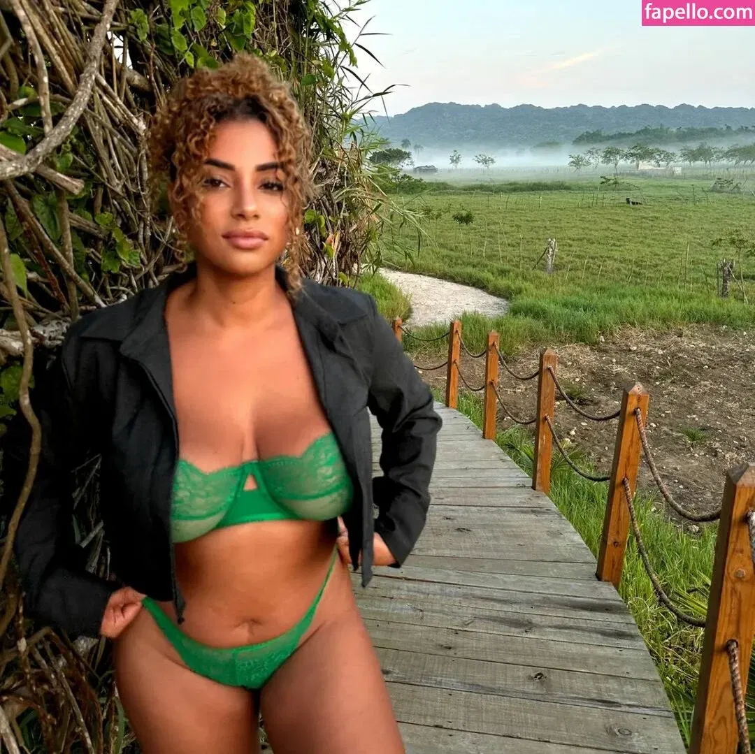 yinamenez Onlyfans Photo Gallery 