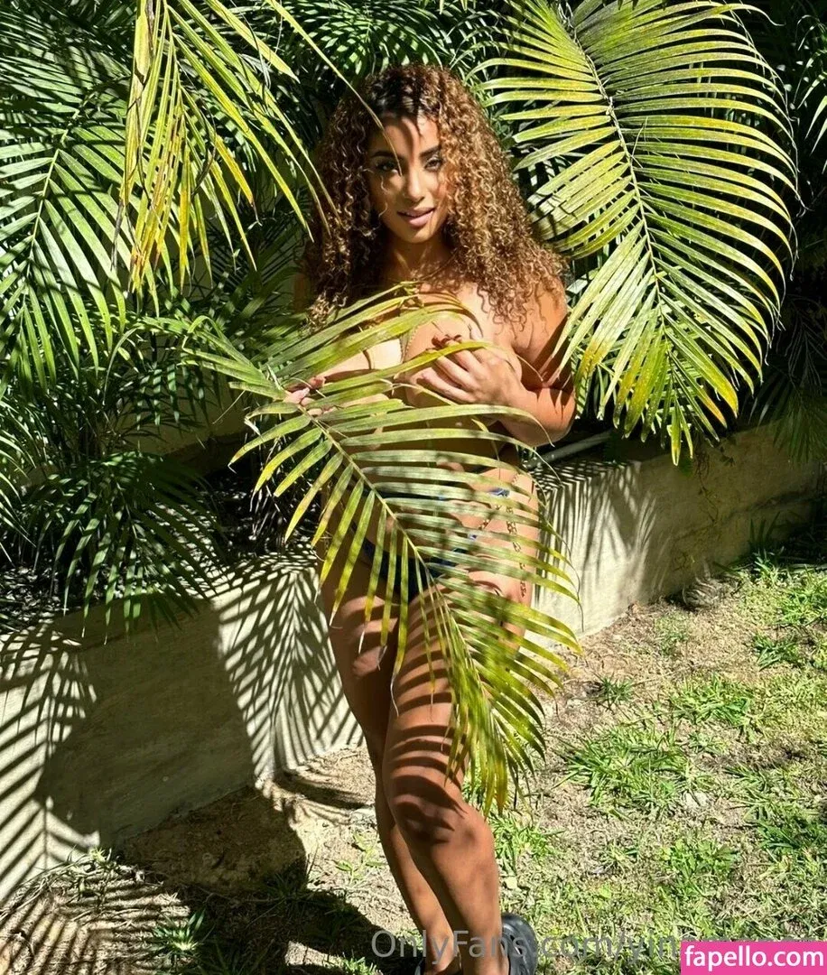 yinamenez Onlyfans Photo Gallery 