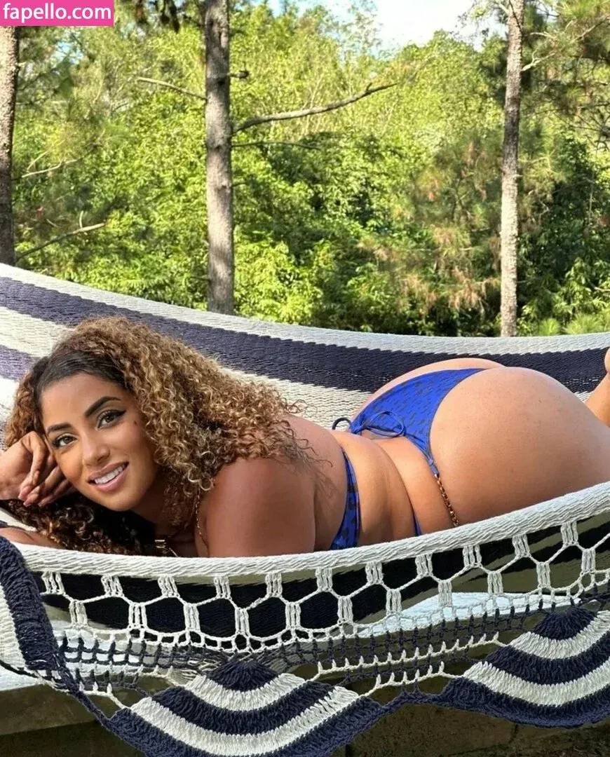 yinamenez Onlyfans Photo Gallery 