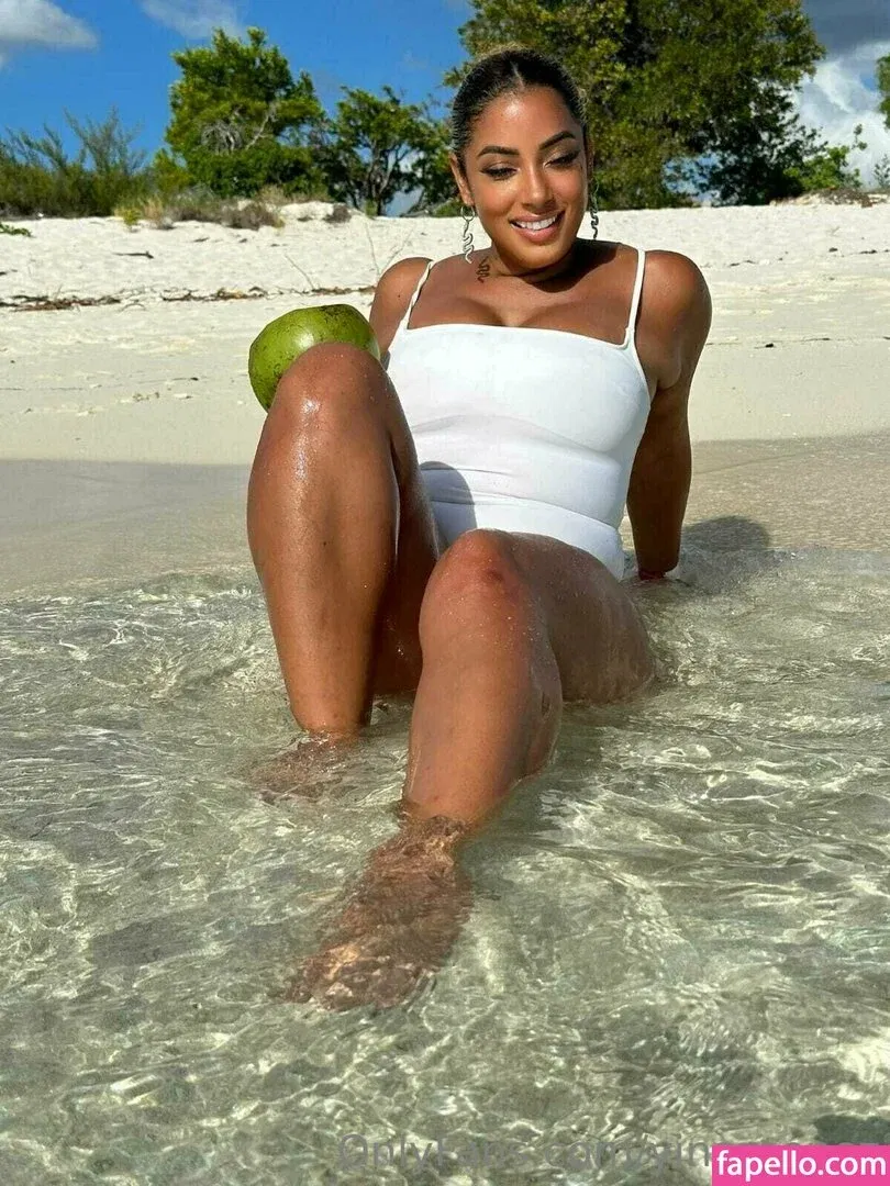 yinamenez Onlyfans Photo Gallery 