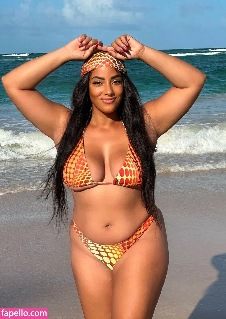 yinamenez Onlyfans Photo Gallery 