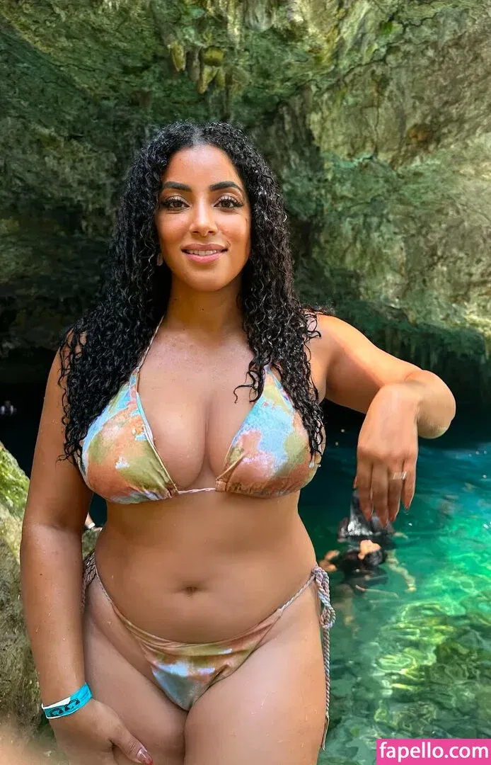 yinamenez Onlyfans Photo Gallery 